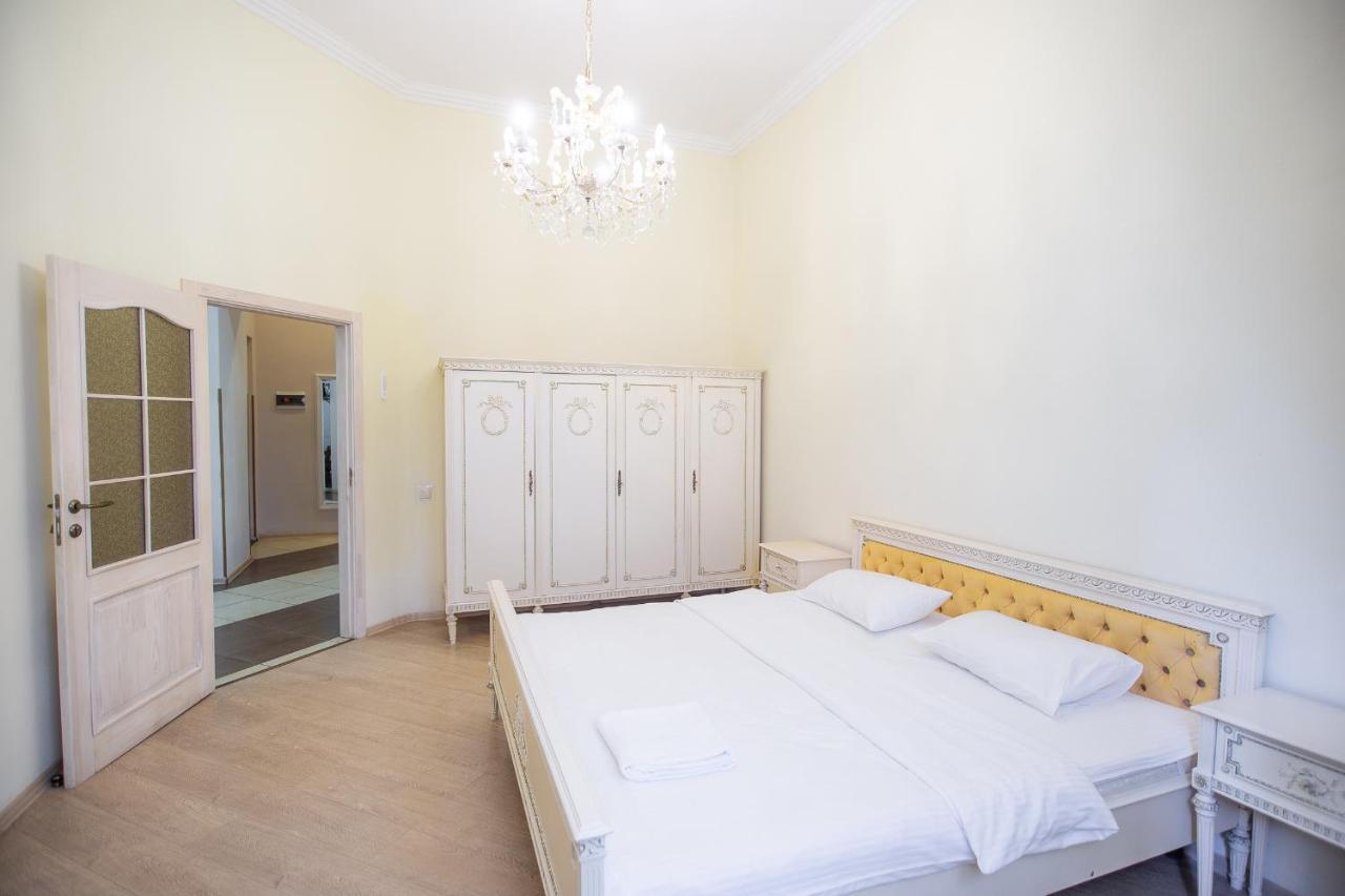 Comfortable Apartment On Mikhaylovskiy Lane Kiev Buitenkant foto