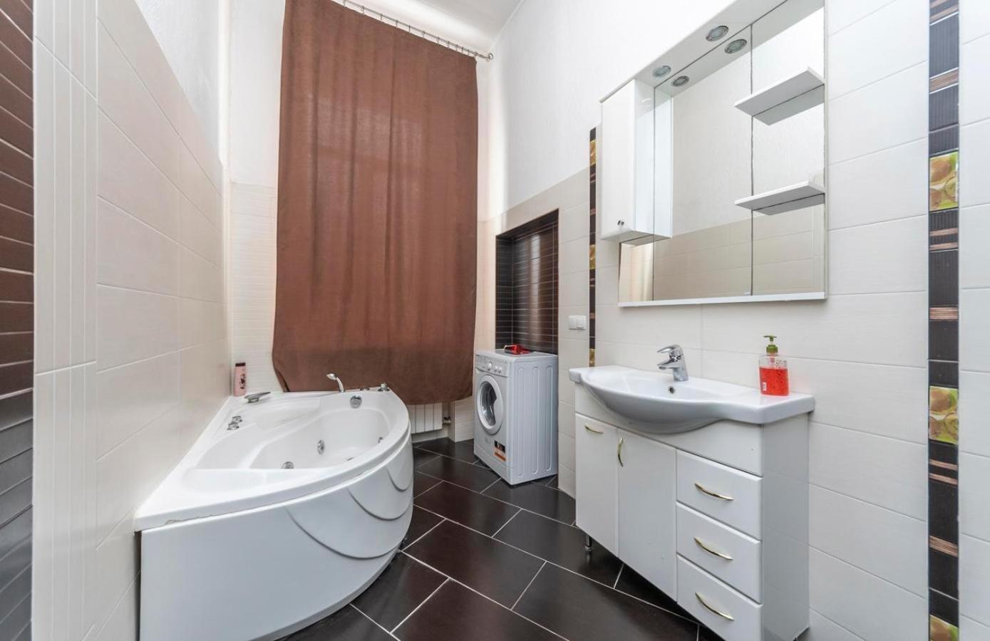 Comfortable Apartment On Mikhaylovskiy Lane Kiev Buitenkant foto
